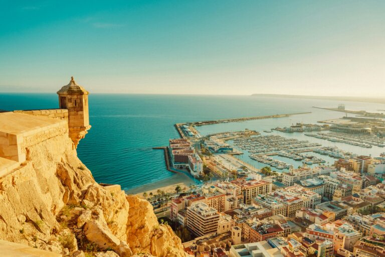 Vue panoramique sur Alicante depuis le château de Santa Bárbara lors d’une escale MSC