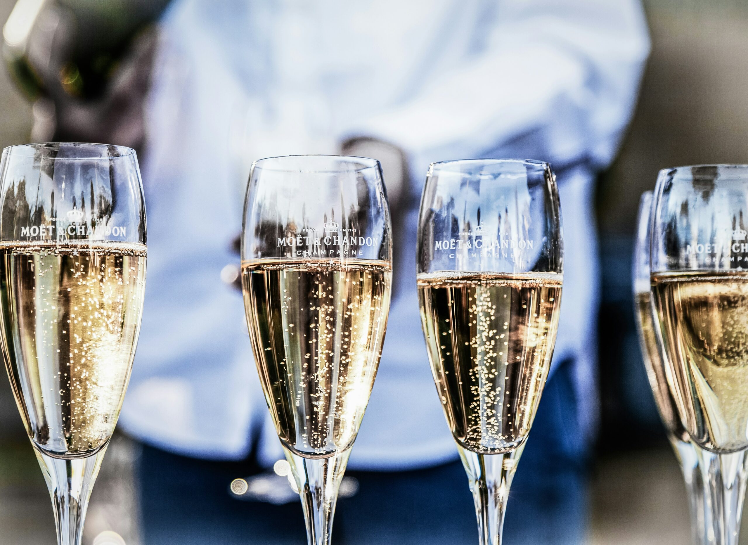Ambiance festive et tenue élégante lors d'une soirée à thème en croisière