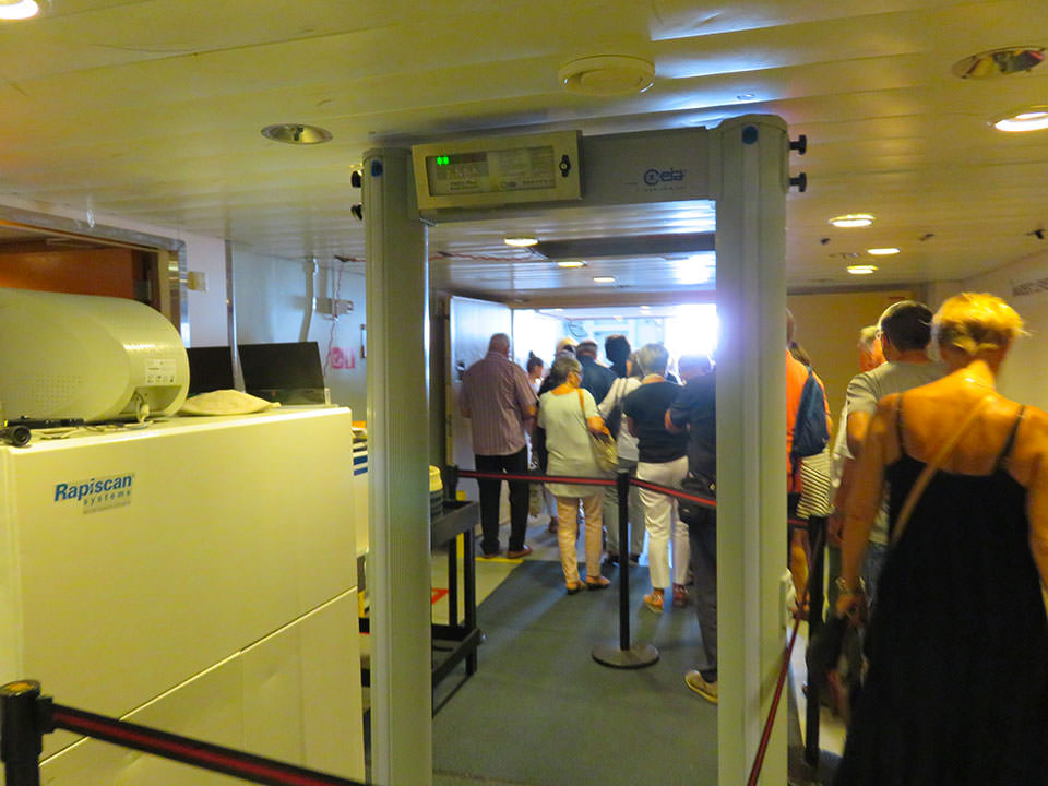 Contrôle de sécurité lors de l'embarquement sur un navire de croisière