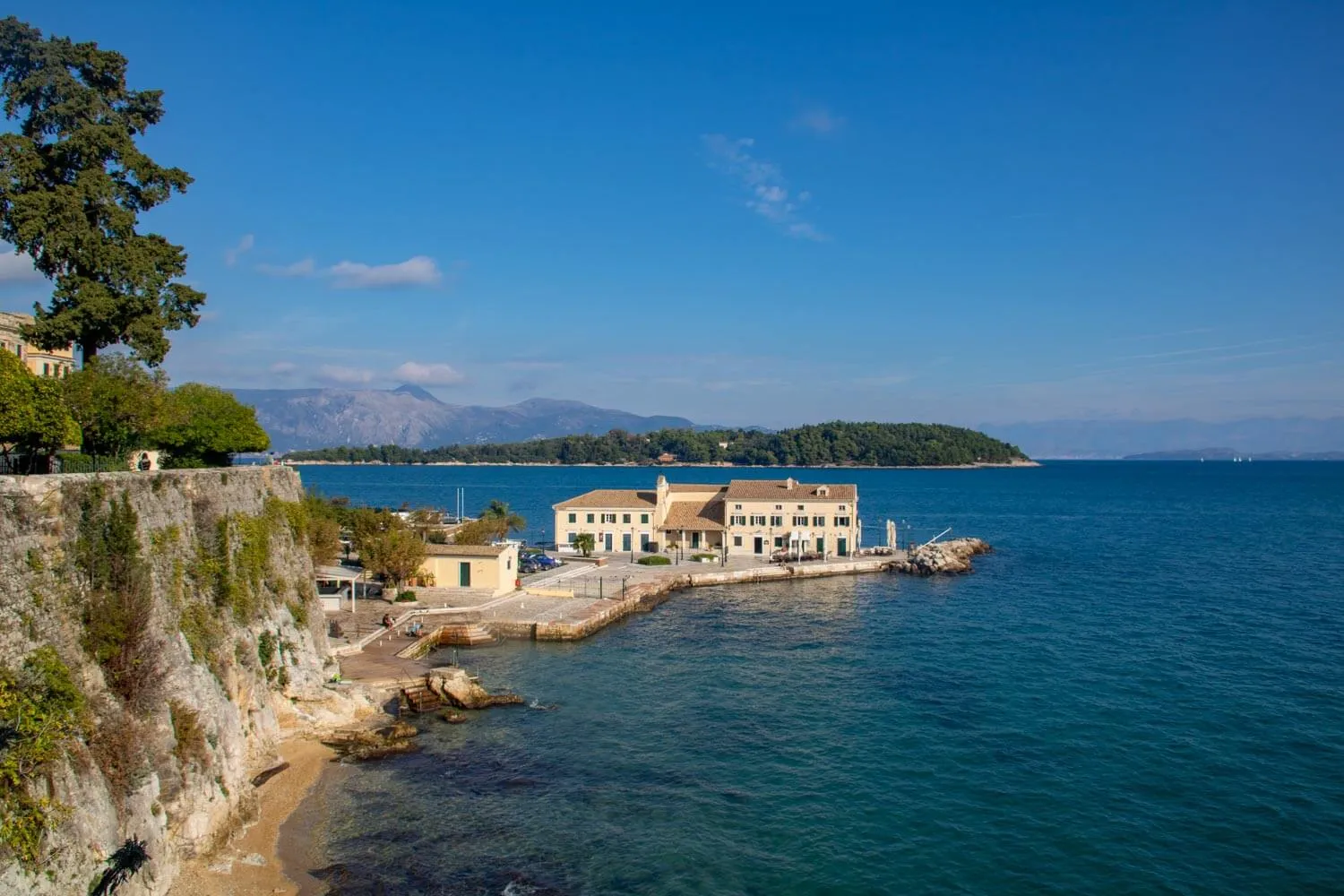 Accès à la mer dans le secteur de Faliraki à Corfou