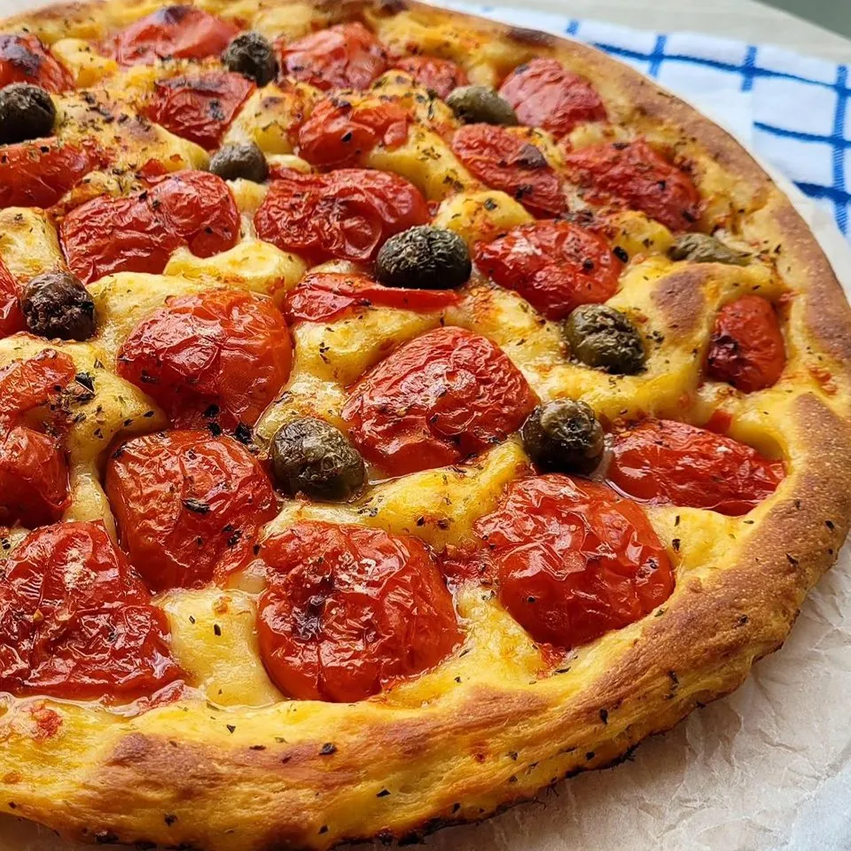 Focaccia barese aux tomates et olives