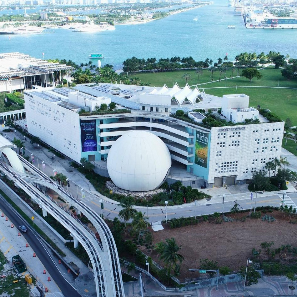 Vue aérienne du Phillip and Patricia Frost Museum of Science à Miami
