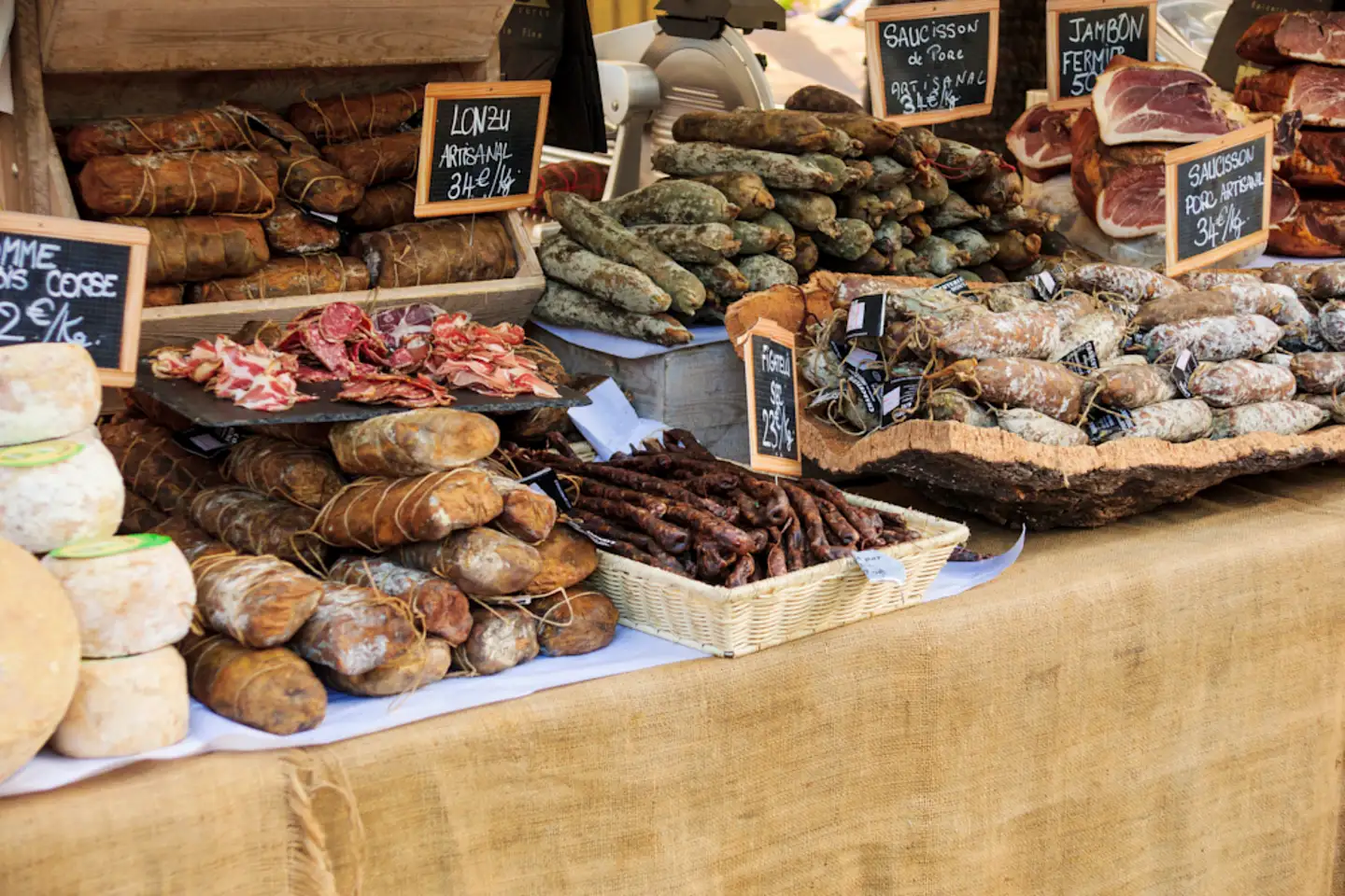 Assortiment de spécialités et produits de la gastronomie corse