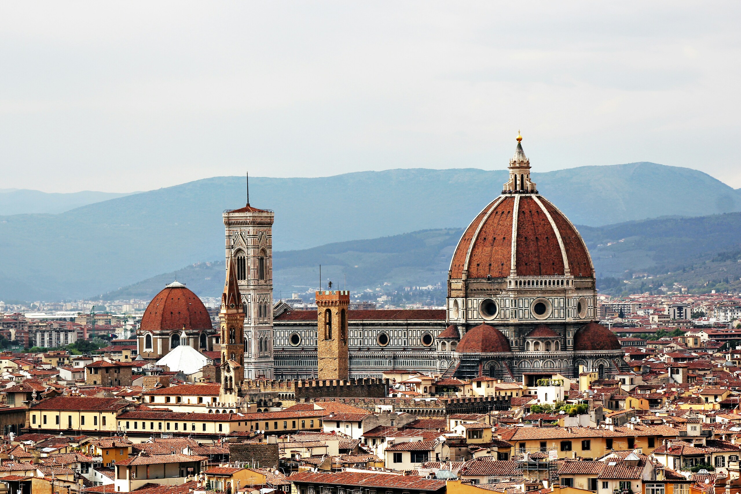 Vue panoramique de Florence et de sa coupole depuis les hauteurs