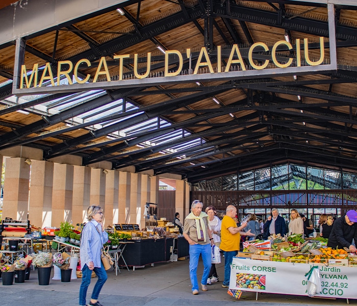 Marché d'Ajaccio avec ses étals de produits corses