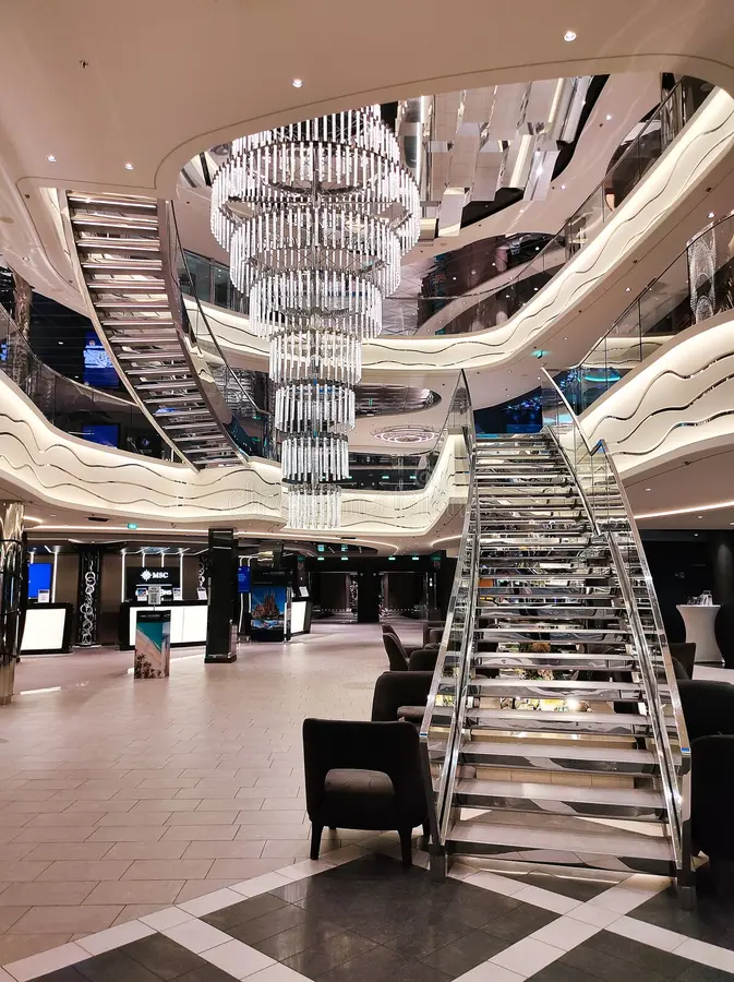 World Galleria du MSC World Europa sous son plafond LED
