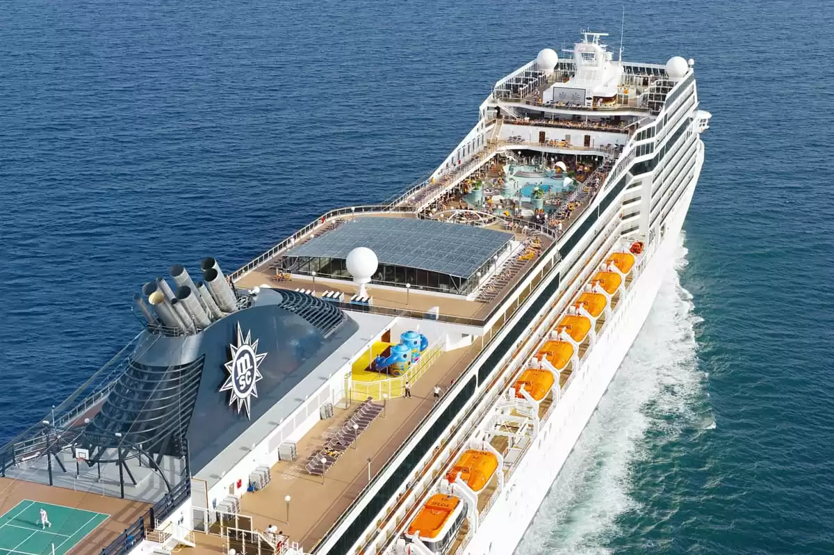 MSC Magnifica et ses ponts extérieurs