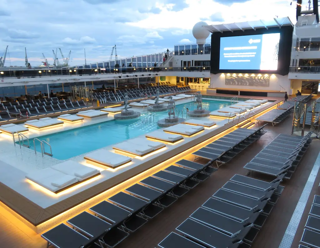 Transats autour d'une piscine à bord du MSC Meraviglia