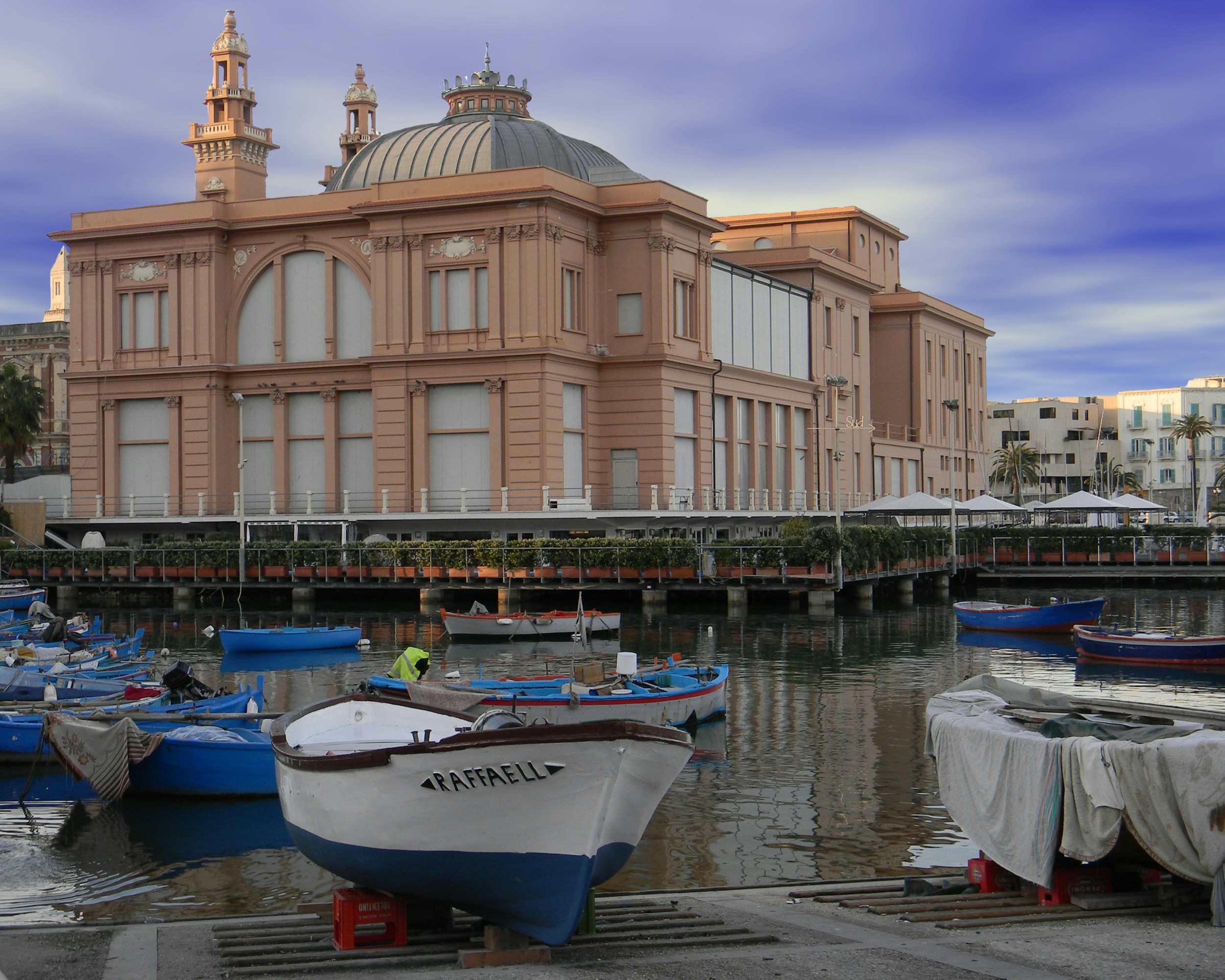 Front de mer de Bari avec le Teatro Margherita et des barques traditionnelles