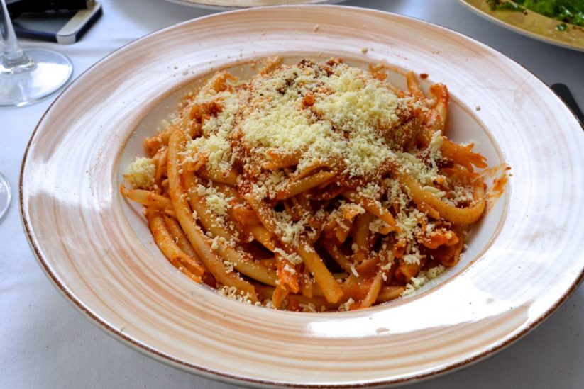 Assiette de pastitsada, spécialité de Corfou