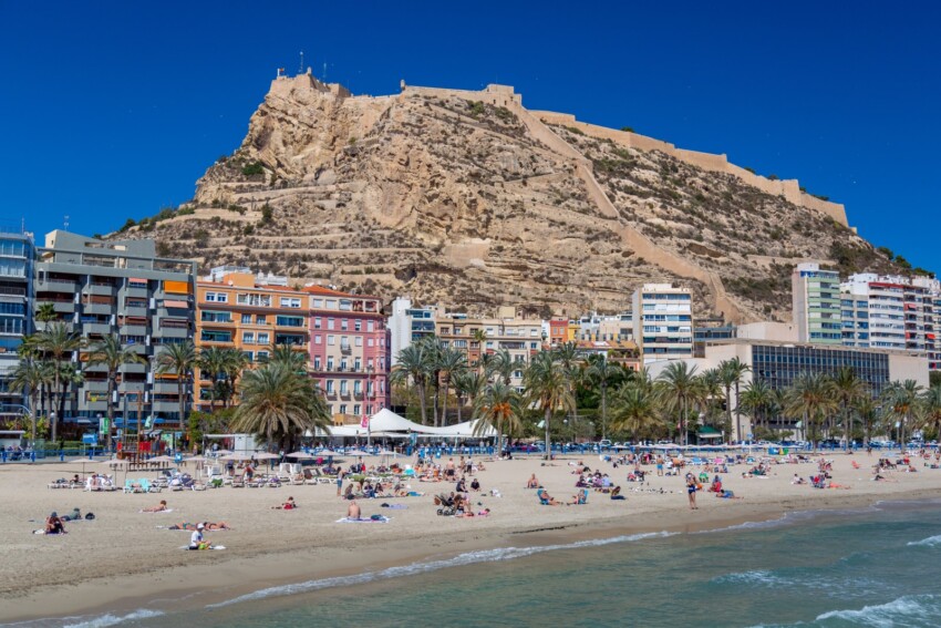 Plage du Postiguet avec le château de Santa Bárbara à Alicante