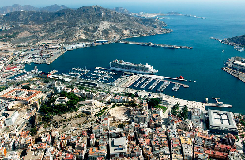 Vue aérienne du port de Carthagène avec un navire de croisière à quai