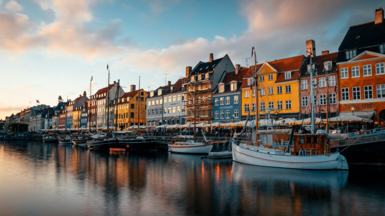 Maisons colorées et bateaux à Nyhavn pendant une escale MSC à Copenhague