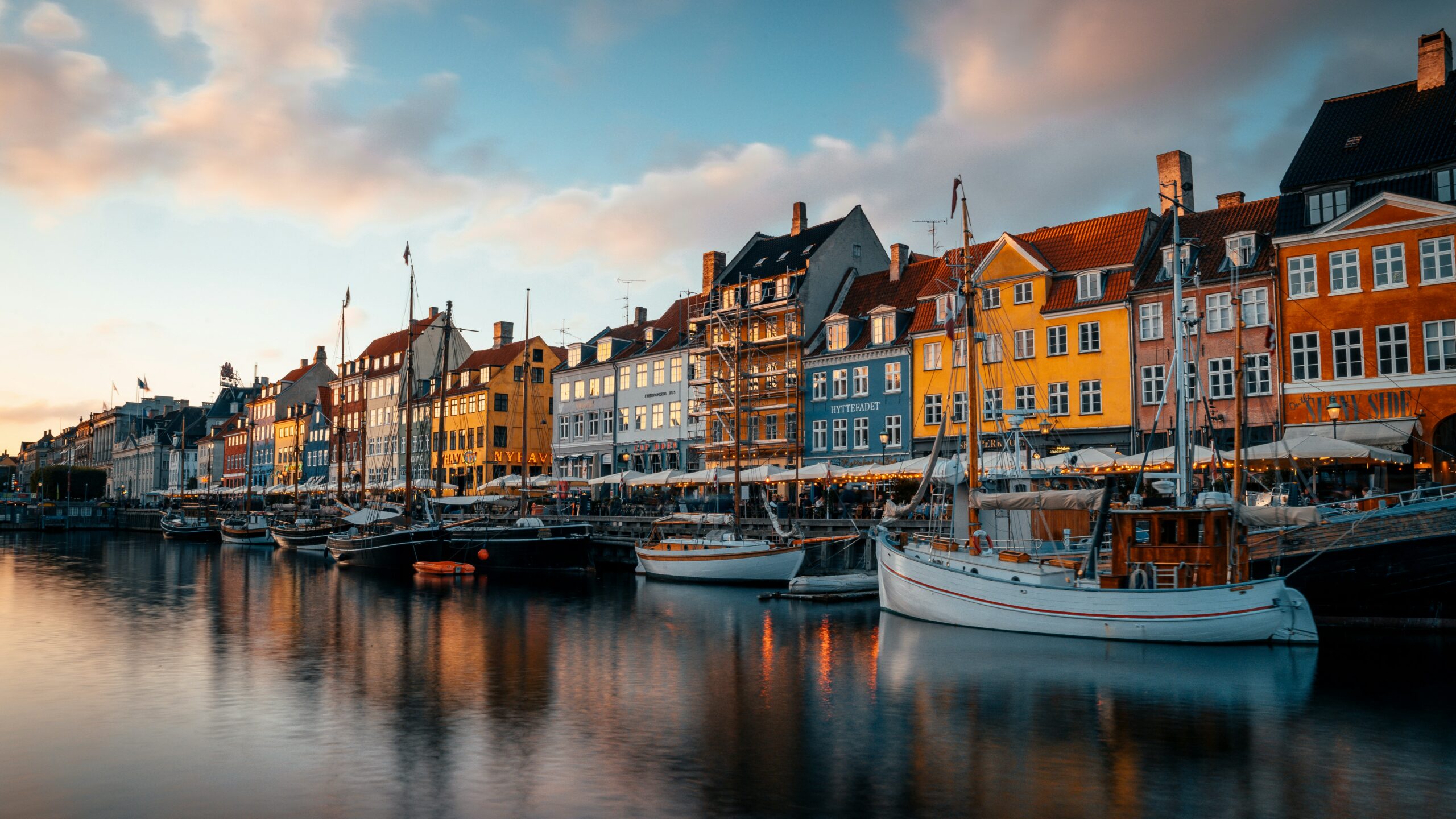 Maisons colorées et bateaux dans le quartier de Nyhavn à Copenhague