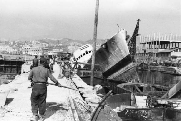 Reconstruction du port de Gênes en 1945 après la Seconde Guerre mondiale