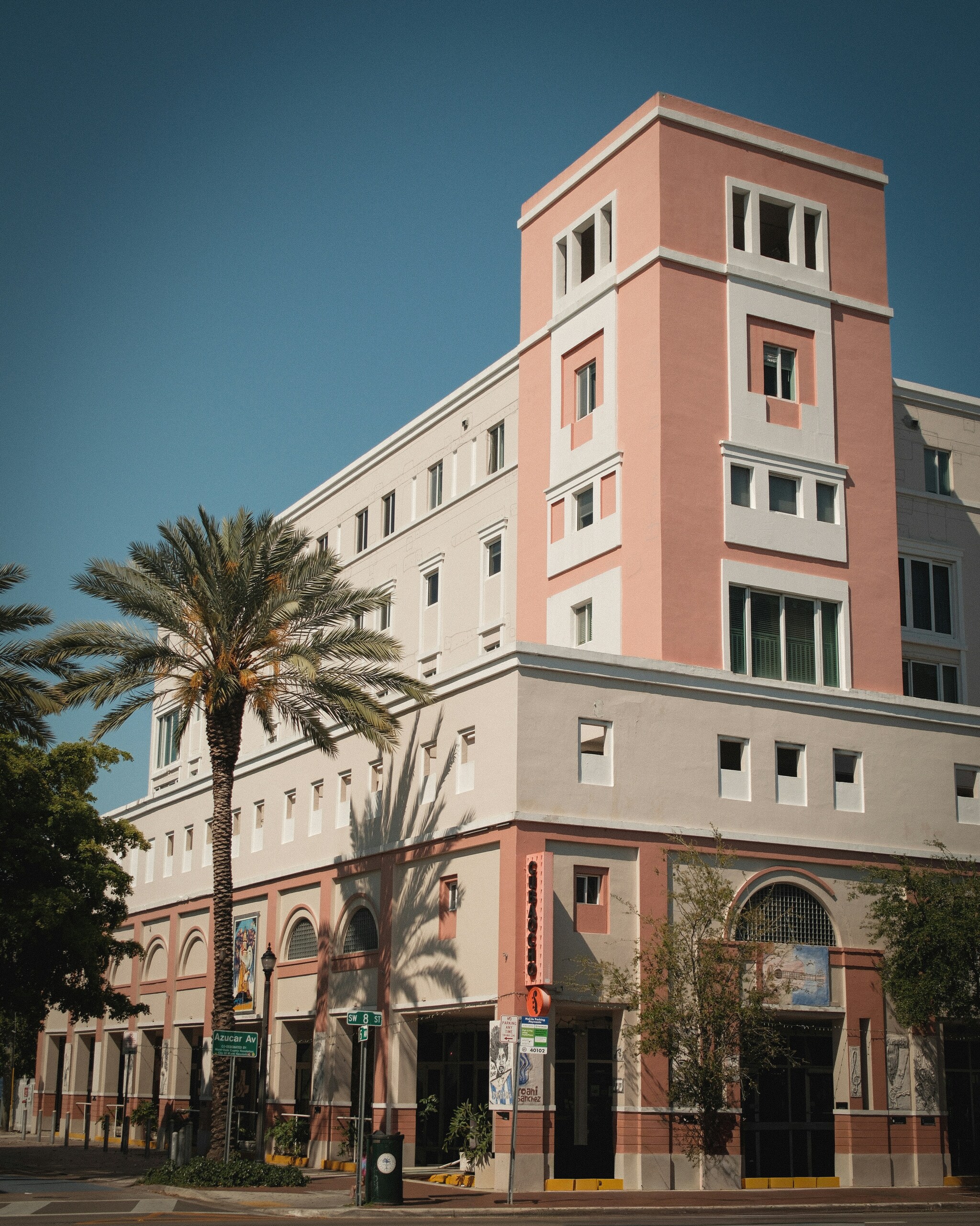 Façade sur SW 8th Street dans le quartier de Little Havana à Miami
