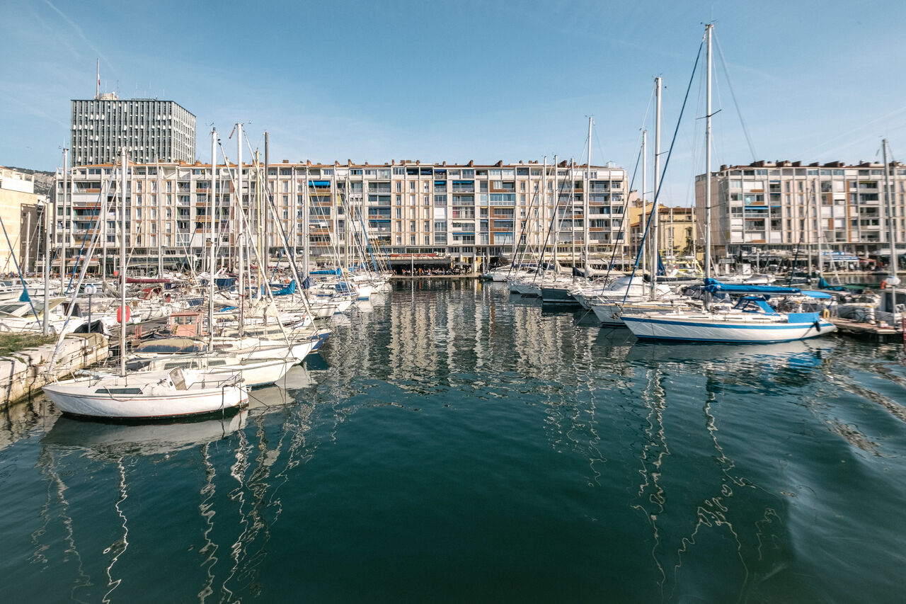 Vue panoramique de Toulon entre port, centre-ville et Mont Faron