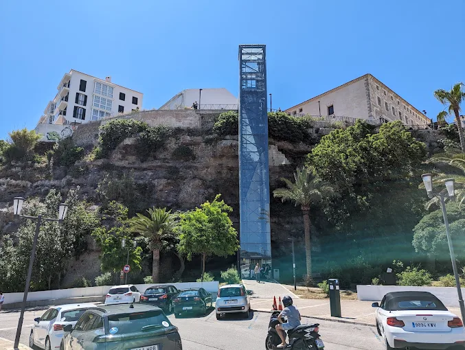 Ascenseur panoramique reliant le port au centre de Mahón