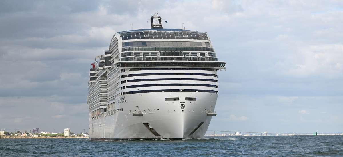 Navire MSC vu de face en navigation