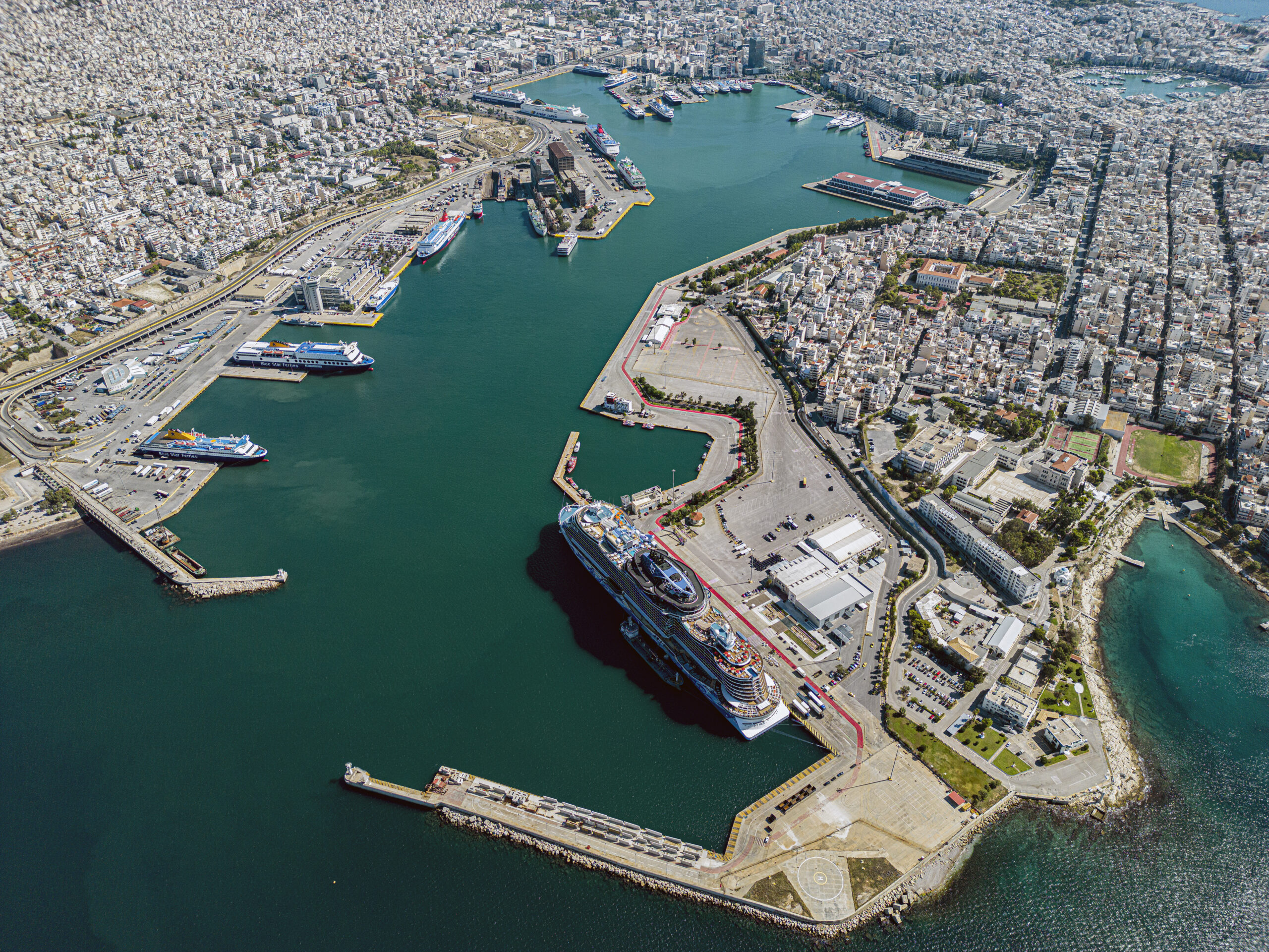 Port du Pirée, porte d'entrée maritime vers Athènes