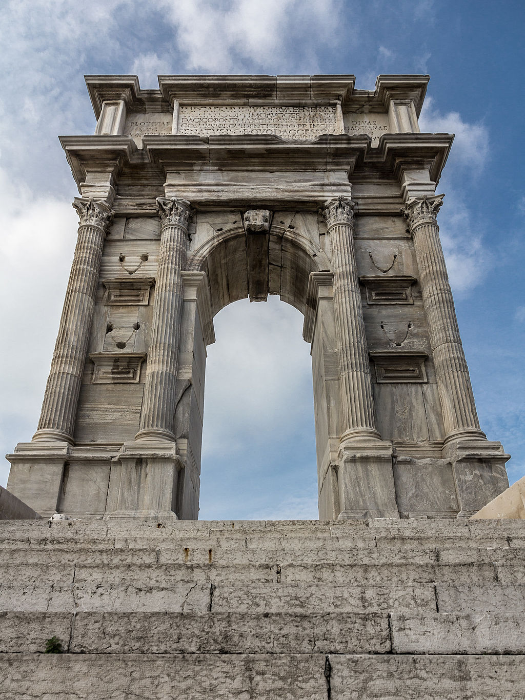 Arc de Trajan dans le port antique d'Ancône