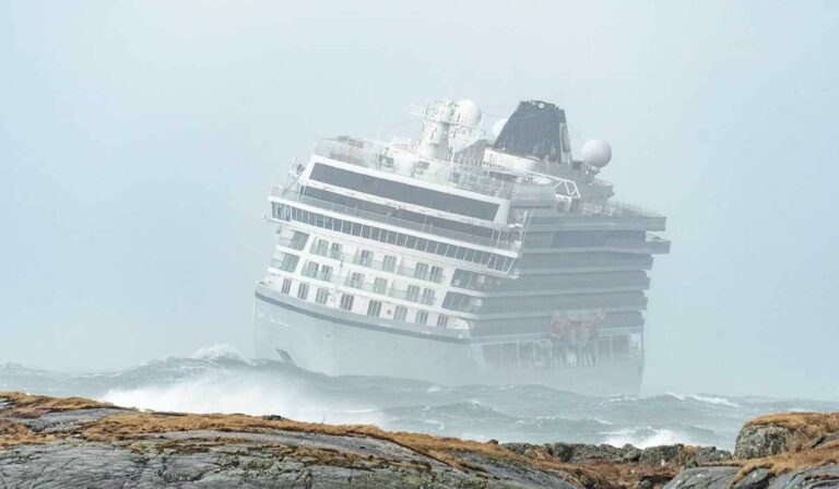 Paquebot de croisière naviguant dans une mer agitée avec de fortes vagues