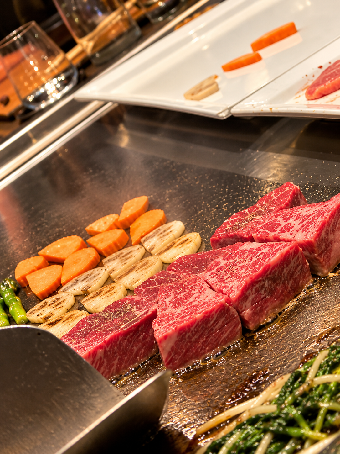 Bœuf marbré grillé sur une plaque teppanyaki
