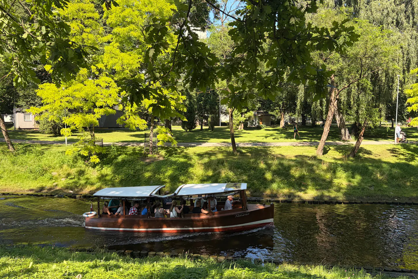 Bateau touristique naviguant sur le canal de Riga et la Daugava