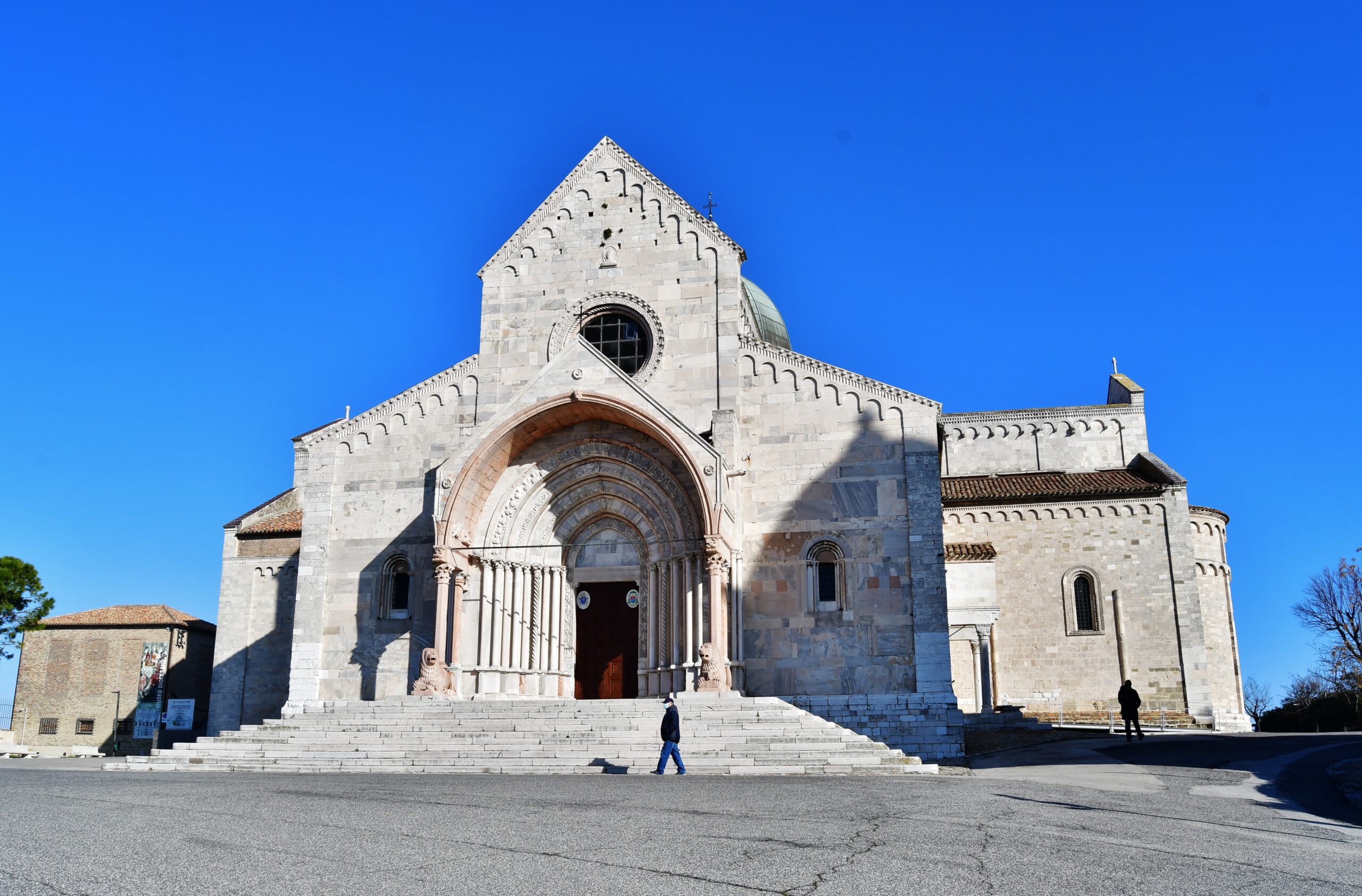 Cathédrale San Ciriaco dominant le port d'Ancône