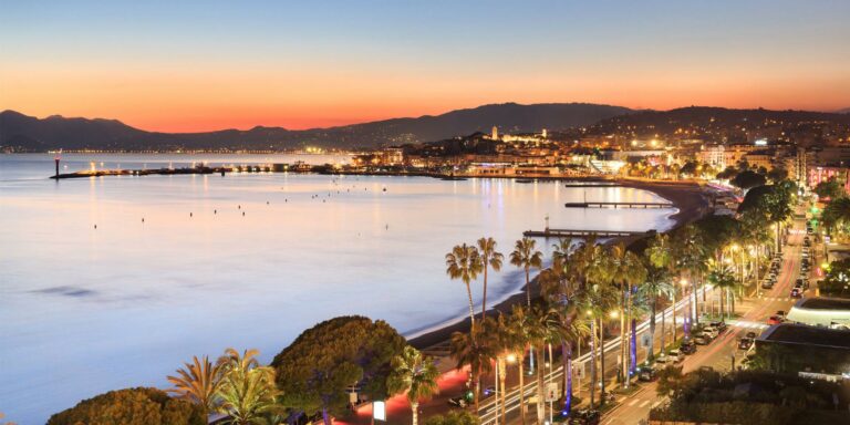 La Croisette à Cannes bordée de palmiers face à la Méditerranée