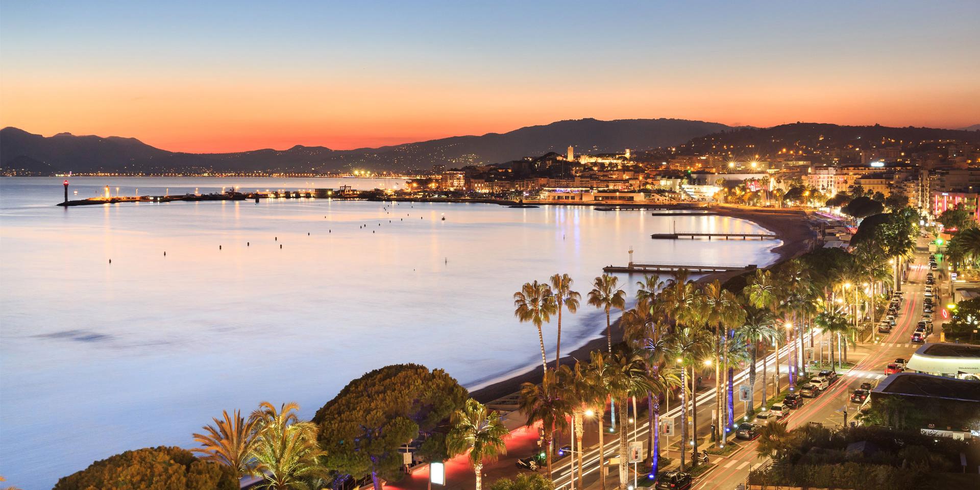 La Croisette à Cannes bordée de palmiers face à la Méditerranée