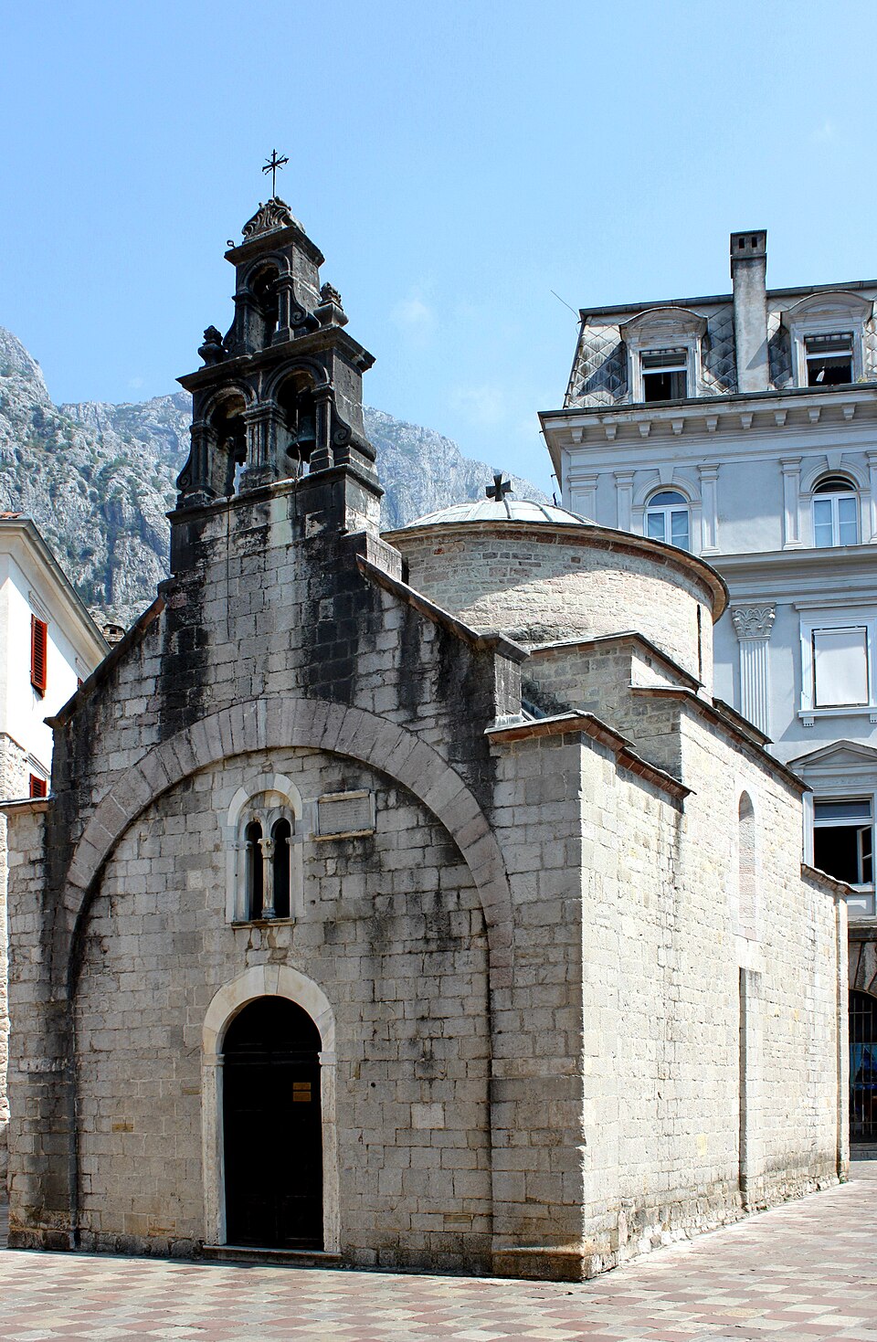 Église Saint-Luc dans le centre historique de Kotor