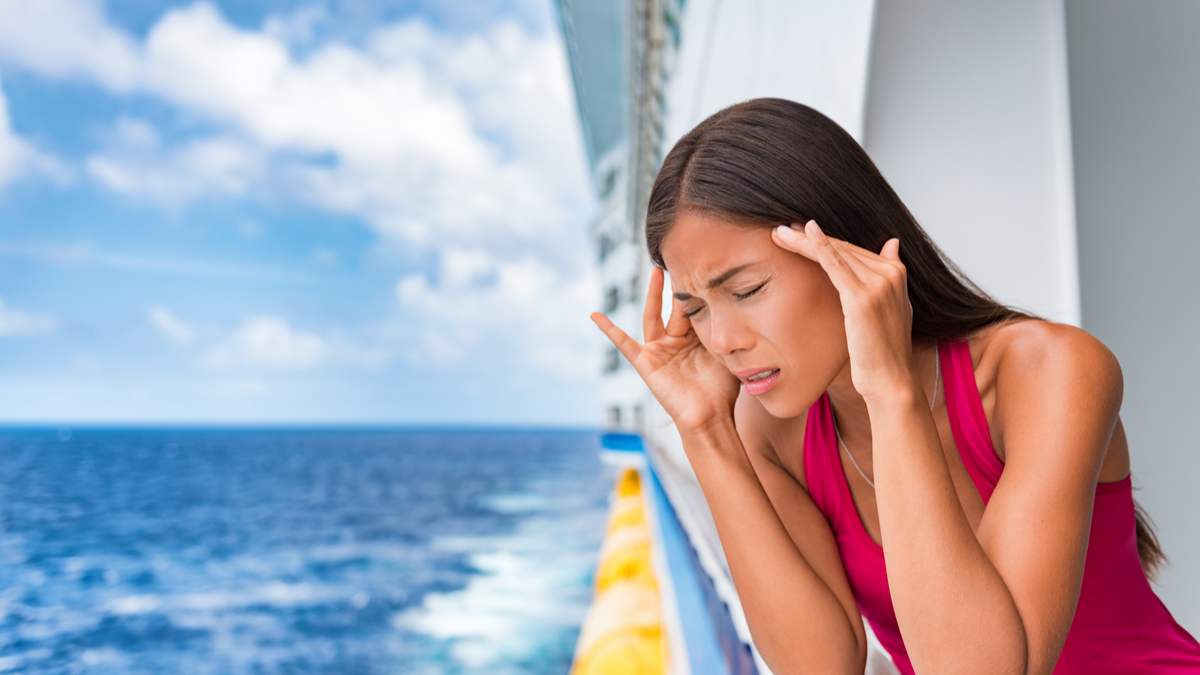 Passagère souffrant du mal de mer pendant une croisière