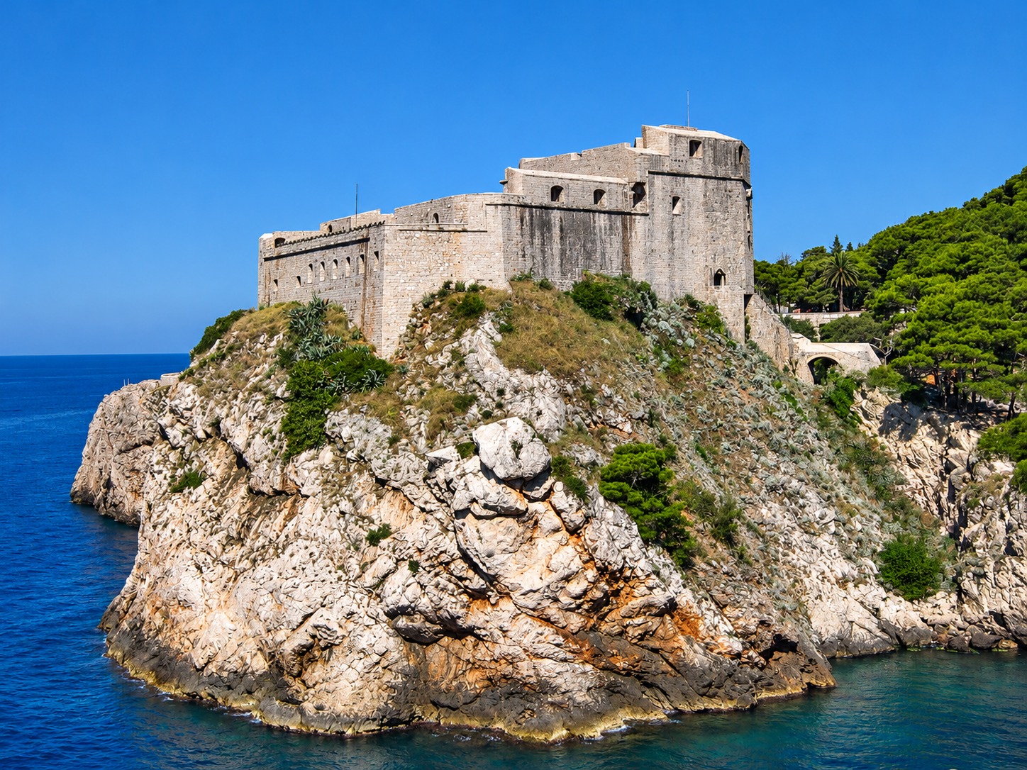 Fort Lovrijenac dominant la mer à Dubrovnik