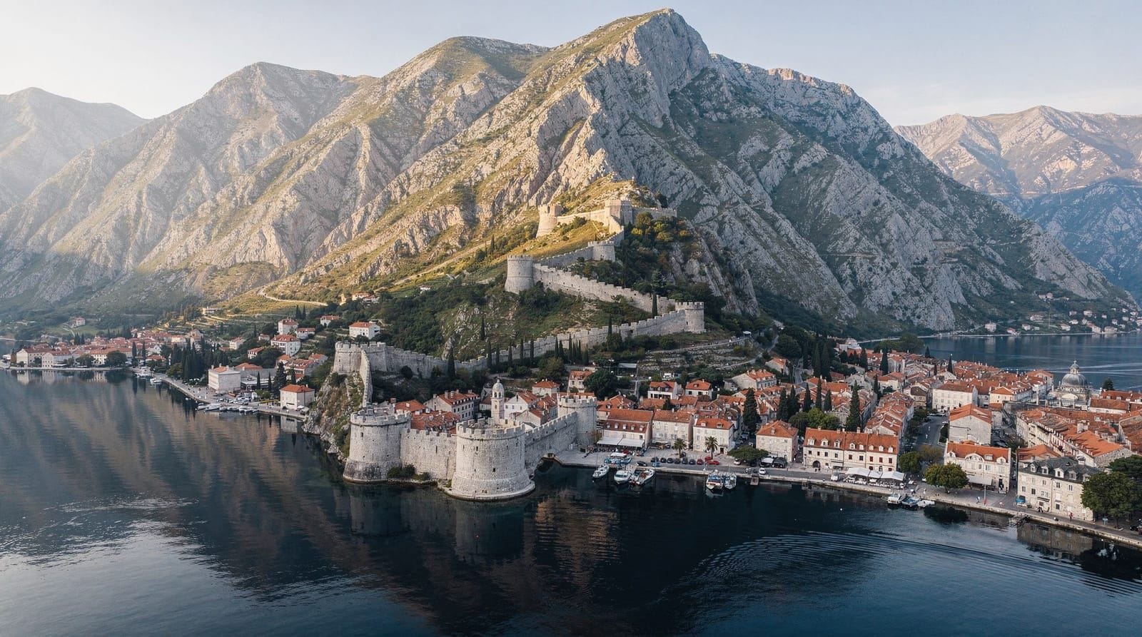 Vue panoramique de Kotor et de la baie du Monténégro
