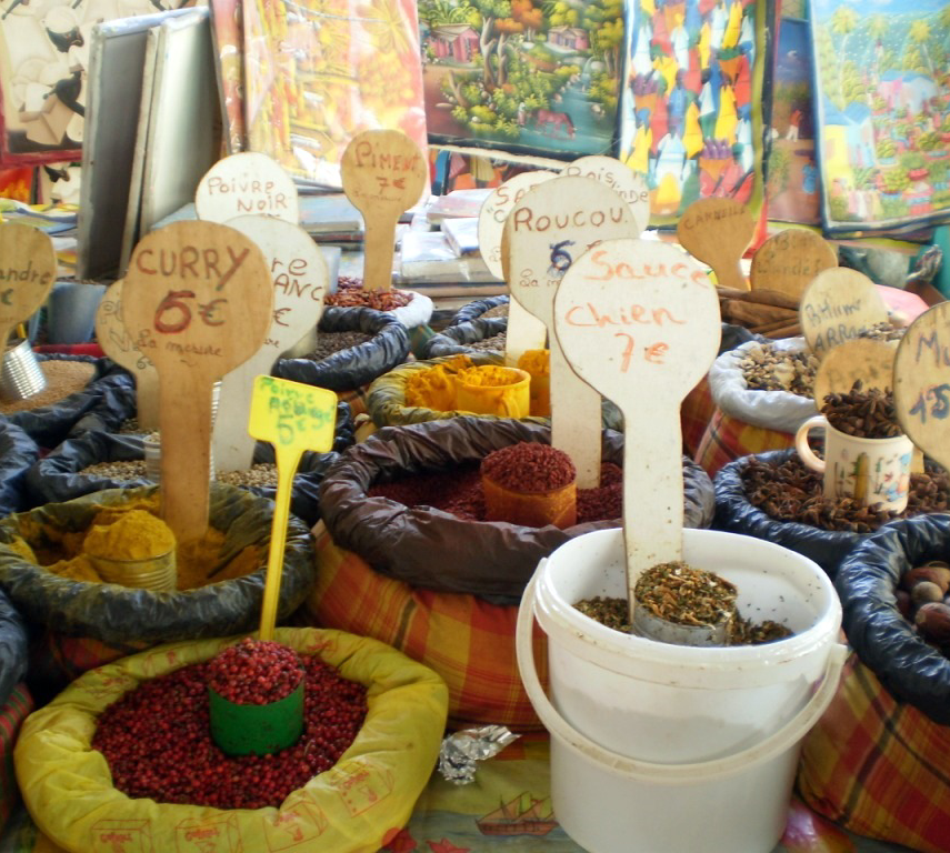 Marché aux épices de Pointe-à-Pitre avec produits et saveurs des Antilles