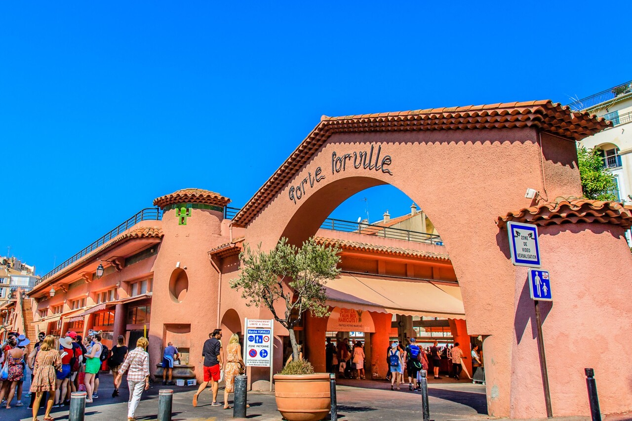 Marché Forville à Cannes près du quartier du Suquet