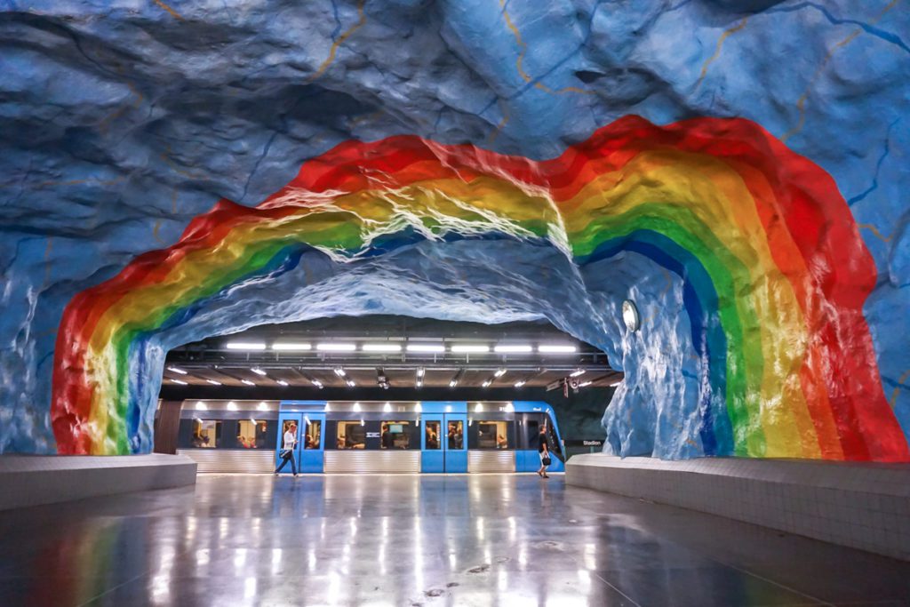 Station artistique du métro de Stockholm décorée dans la roche