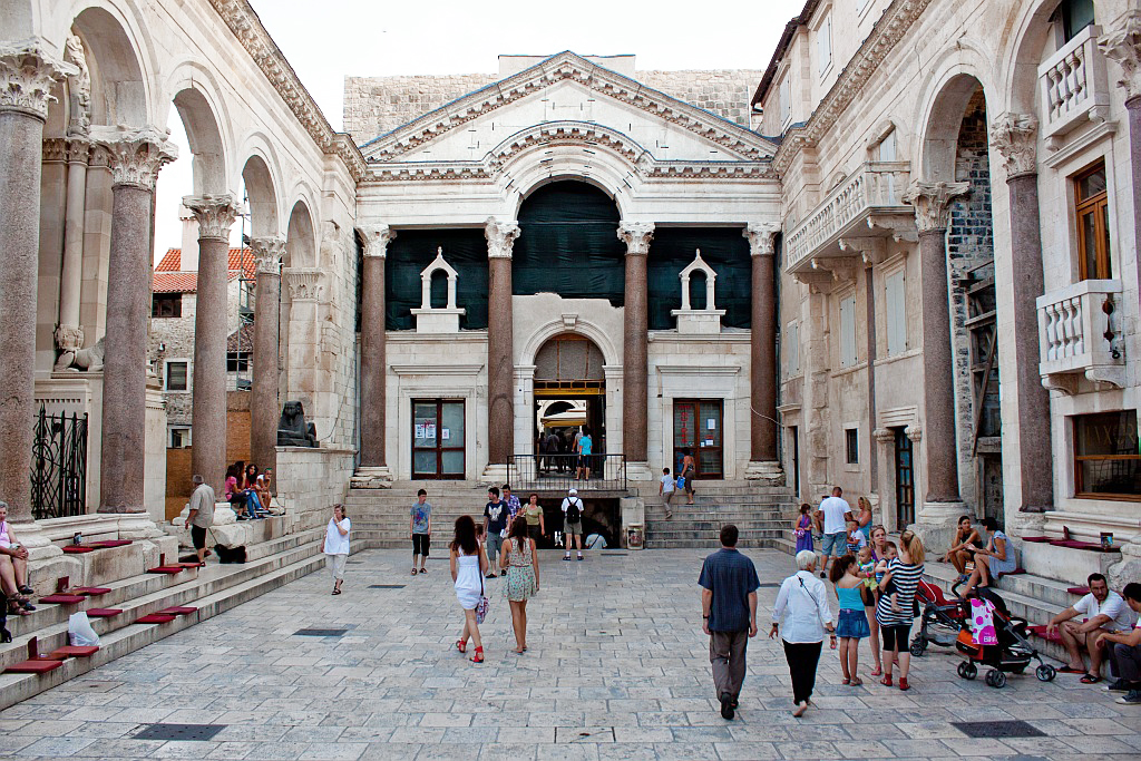 Péristyle du palais de Dioclétien dans le centre de Split