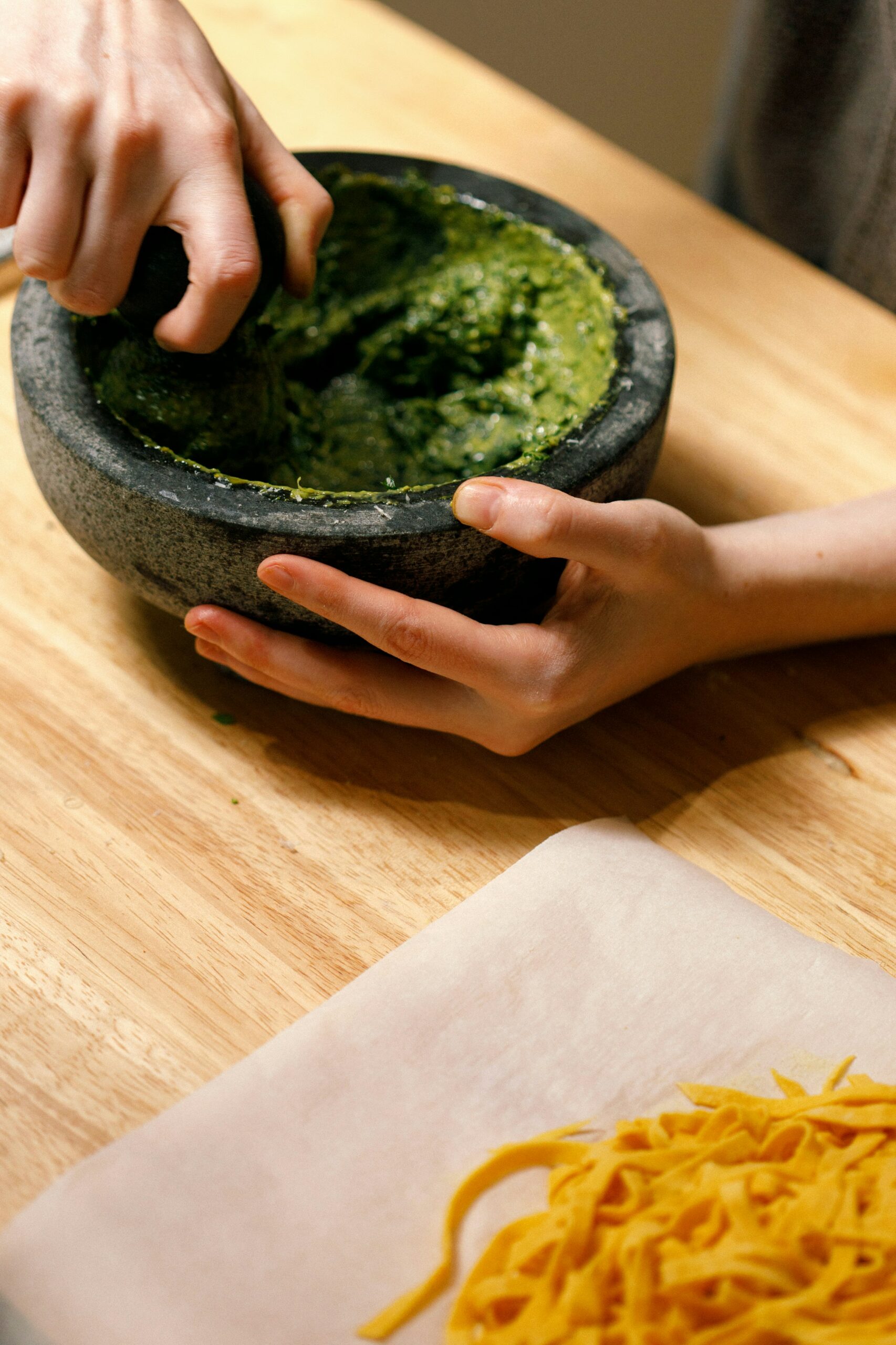 Pesto alla genovese préparé avec basilic et huile d'olive