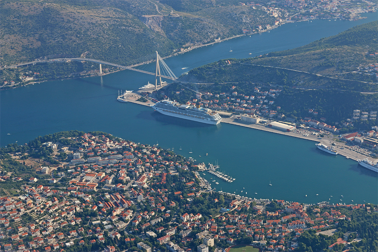 Port de Gruž à Dubrovnik avec les navires et installations portuaires