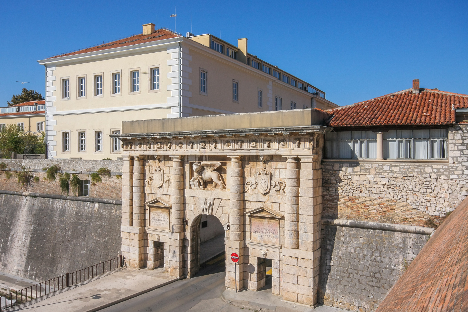 Porte de la Terre à l'entrée de la vieille ville de Zadar