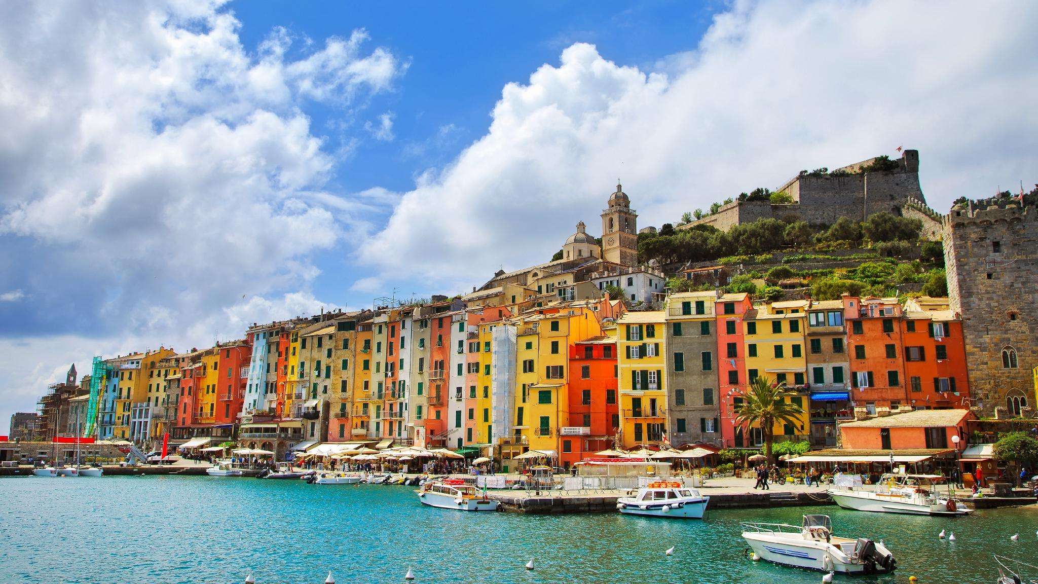 Portovenere et ses maisons colorées au bord de la mer en Ligurie