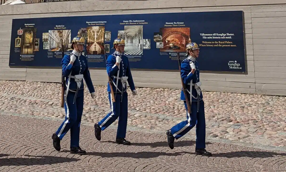 Relève de la garde devant le Palais royal de Stockholm