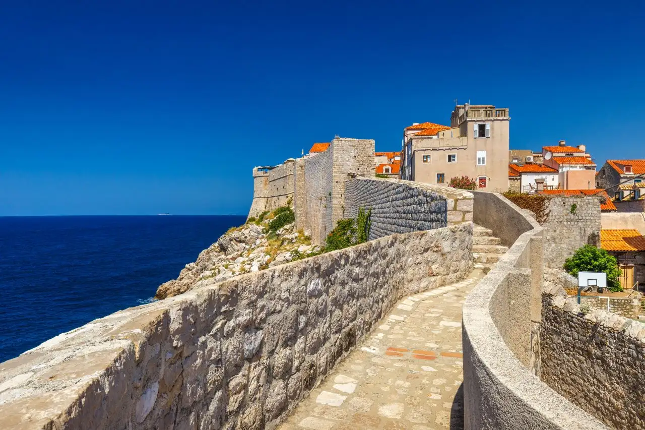 Remparts de Dubrovnik dominant la vieille ville et la mer Adriatique