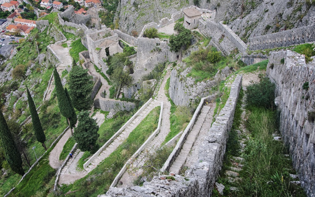 Remparts de Kotor montant sur les pentes de la montagne