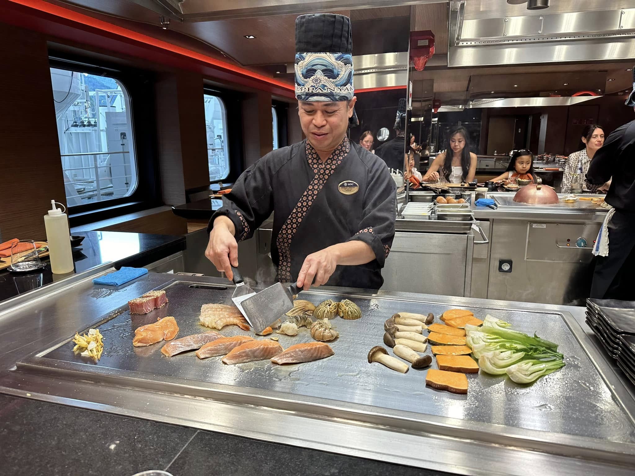 Chef Kaito Teppanyaki MSC cuisinant devant les passagers