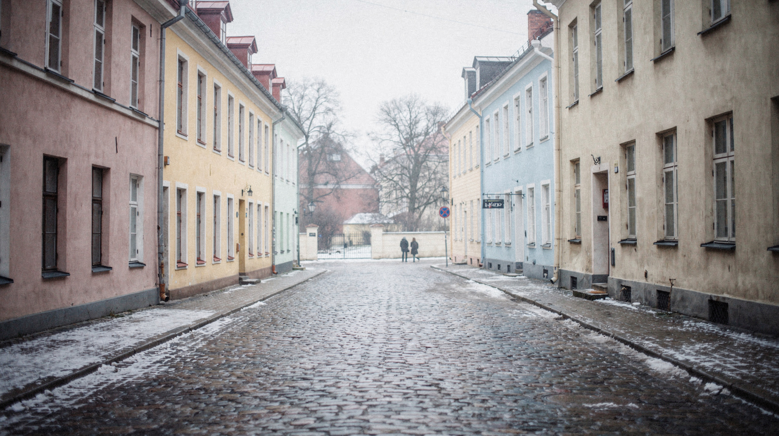 Rue pavée de Vecrīga dans la vieille ville historique de Riga
