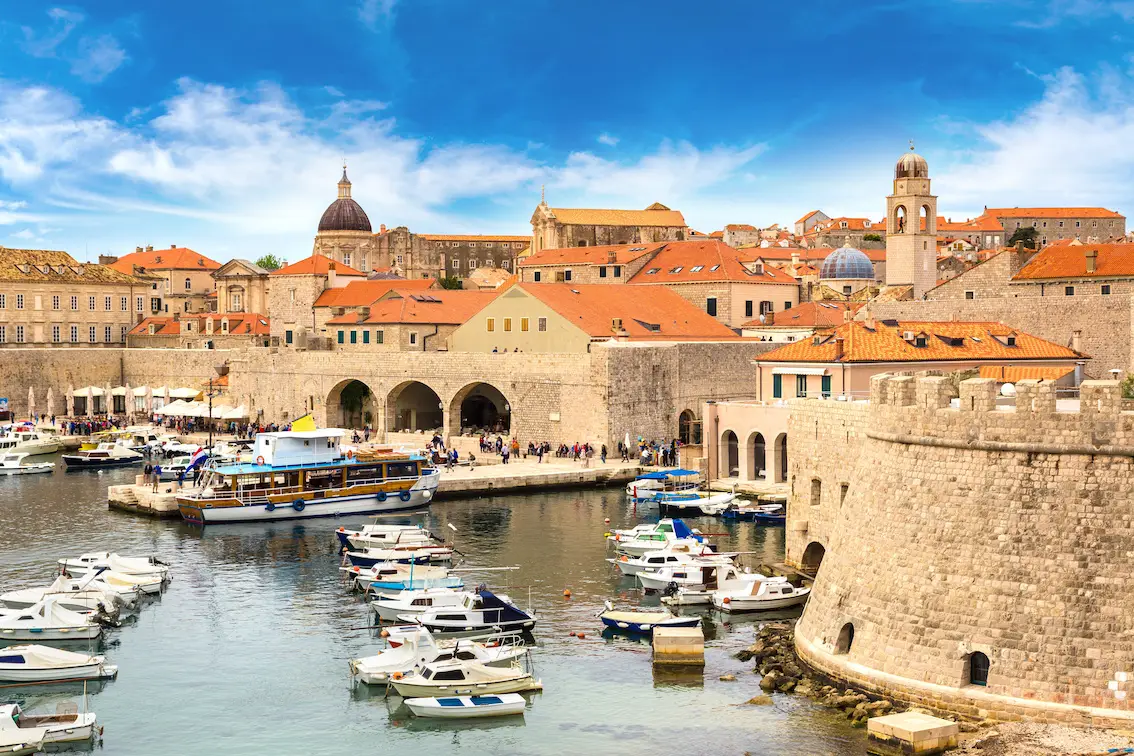Vieux port de Dubrovnik au pied de la vieille ville fortifiée