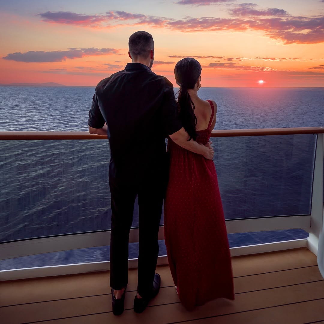 Vue sur la mer et l’horizon depuis le balcon d’une cabine de croisière